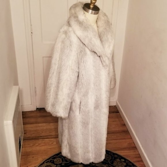 Silver Fox | Faux Fur | Signature Collection by Russel Taylor | Limited Edition - Picture 5 of 16